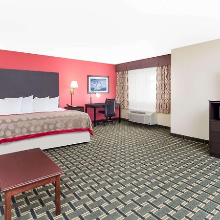 Ramada By Wyndham Vandalia Exterior foto