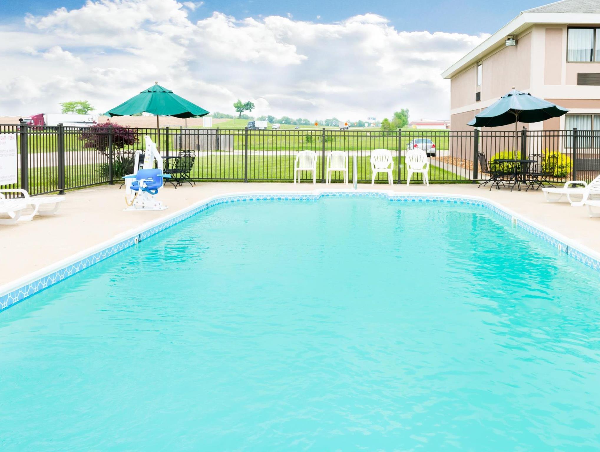 Ramada By Wyndham Vandalia Exterior foto